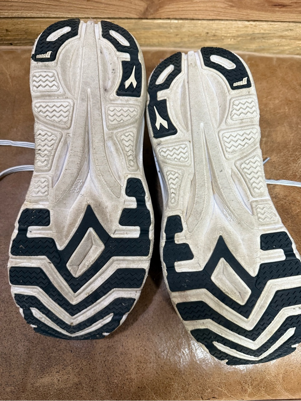 Diadora White and Black Men’s Running Shoes with Gold Accent, size 11.5 - Picture 8 of 9